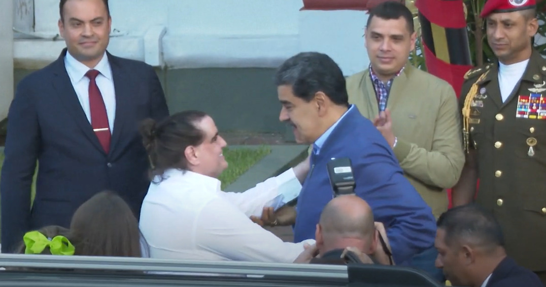 (Видео) Венецуела ослободи десетици затвореници, вклучително и Американци, во замена за сојузникот на Мадуро