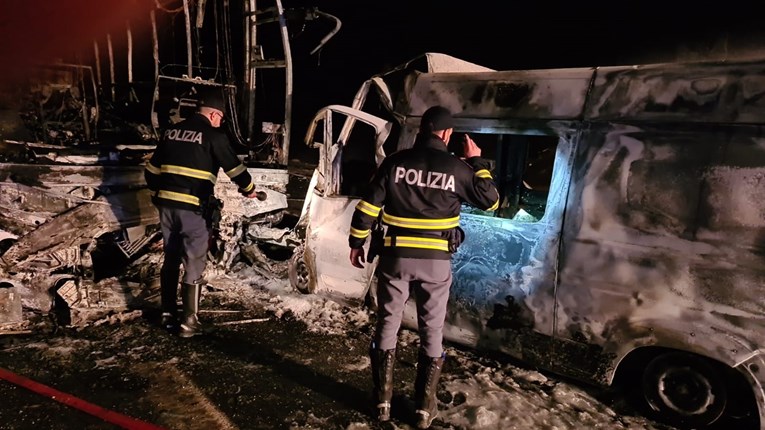 (Видео) Во Италија се судрија амбулантно возило и автобус со деца, загинаа сите од итната медицинска помош