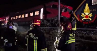 (Видео) Во Италија се судрија два воза, повредени се најмалку 17 лица