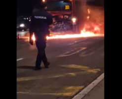(Видео) Драма во Белград: се запали градски автобус, оганот се проширил на моторот