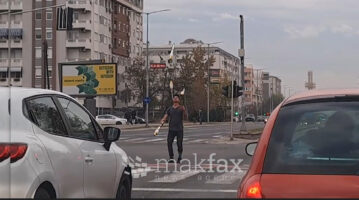 (Видео) Жонглер ги анимира возачите во Аеродром додека чекаат на семафор