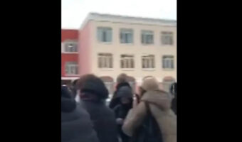 (Видео) Објавени снимки на кои се слушаат истрели: Русија вознемирена поради осмоодделенката која упадна со пиштол во училиште