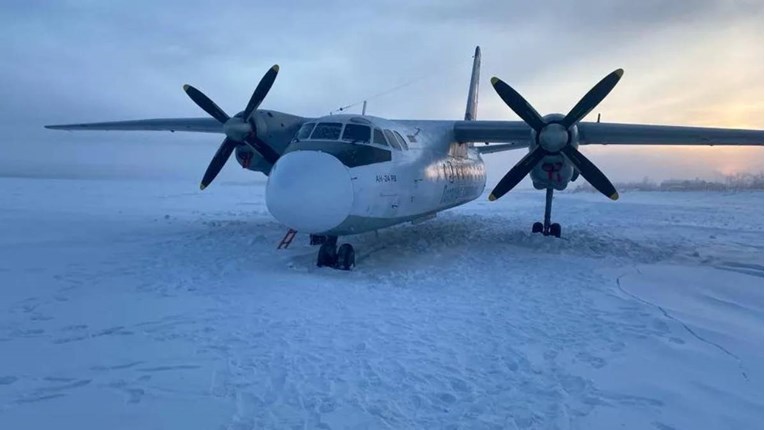 (Видео) Пилотот на руски авион по грешка слетал врз замрзната река, во него имало 30 патници