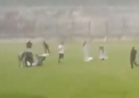 (Видео) Трагедија: Гром усмрти фудбалер на натпревар во Бразил, четворица се повредени