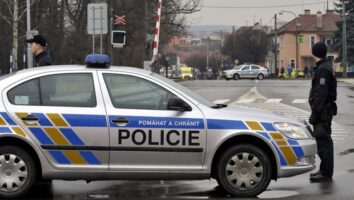 Во Прага уапсен маж на плоштад поради сомнеж дека носел бомба