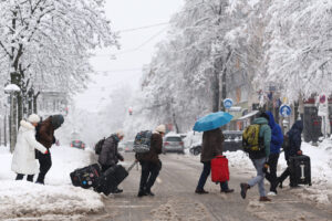 Во Словенија на места снег од речиси два метра, делови од Европа зафатени од снежна бура