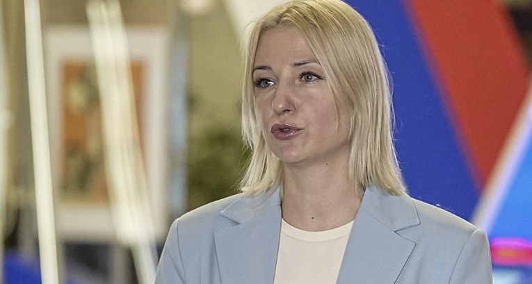 На жената која сакаше да го предизвика Путин, и ја забранија кандидатурата, но таа не се откажува