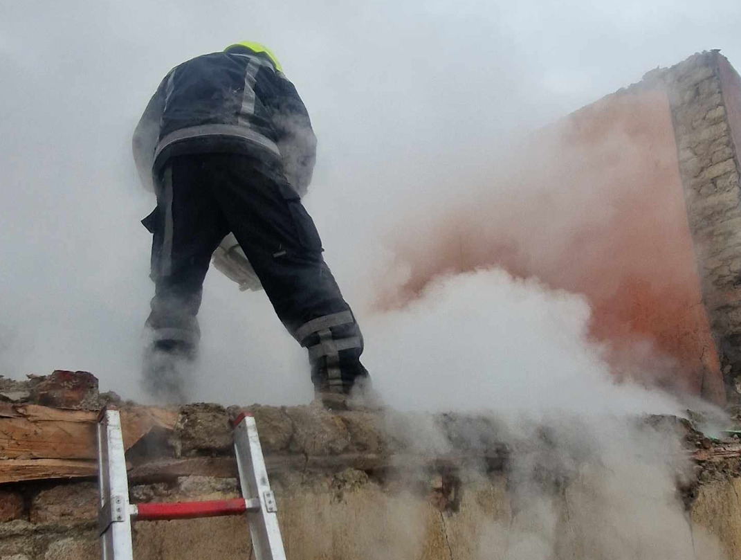 Најмалку 40 лица заробени во пожар во зграда во Албанија, има и хоспитализирани