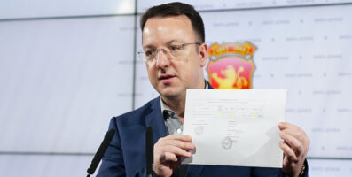 Николоски: Омилената фирма на власта, Марковски, ќе заработува 63 илјади евра на ден од само 10 булдожери од РЕК Битола