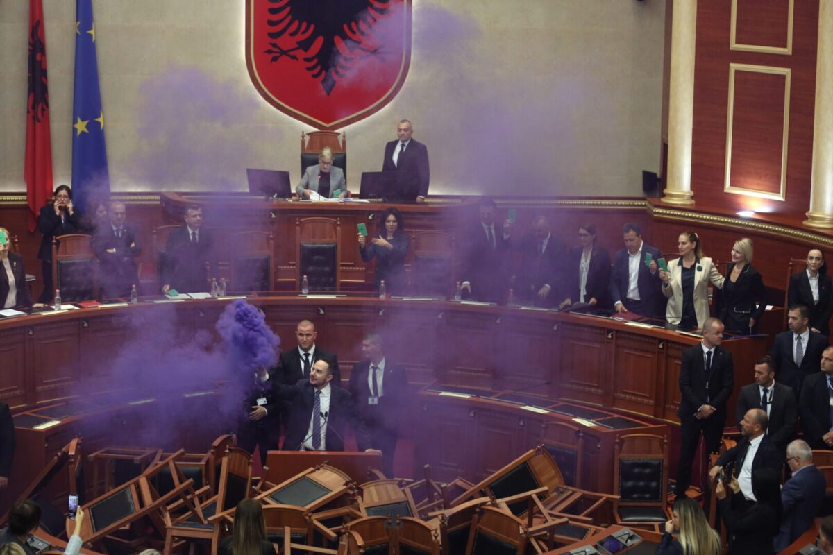Нов хаос во албанскиот парламент: опозицијата палеше за да спречи одземање на имунитетот на Сали Бериша