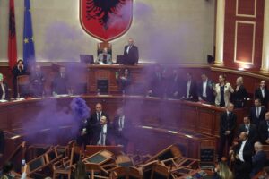 Нов хаос во албанскиот парламент: опозицијата палеше за да спречи одземање на имунитетот на Сали Бериша