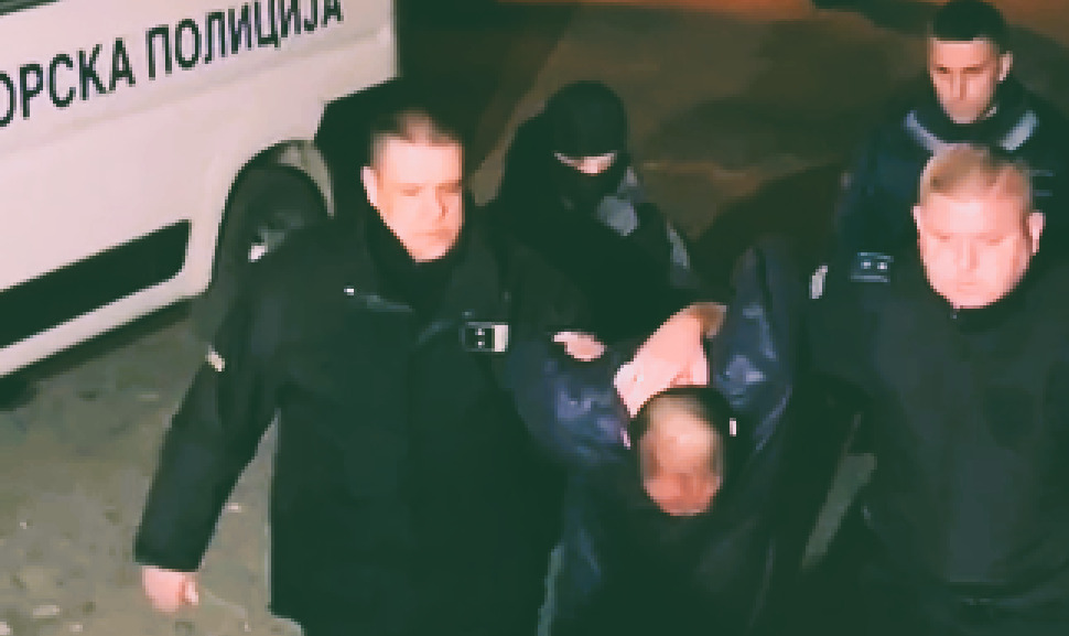 Осомничените за убиството на Вања и Панче донесени во Кривичен со избричени глави и затворски одела, се бара продолжување на притворот