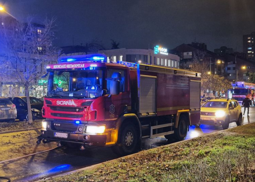 Пожар во Нови Сад: чад обви зграда, пожарникарите се борат со пламените јазици