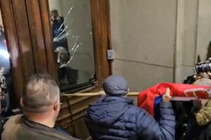 „Отвори, отвори“ – инциденти на протестите во Белград, разбиен влезот на Градското собрание, полицијата фрли солзавец