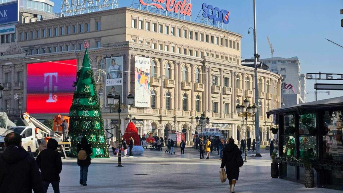 „Твитерџиите“ распалија по новогодишната елка, Арсовска не кажува како е избран украсувачот за кој нема распишано тендер