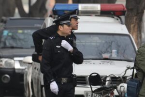 Maж и неговата девојка ги фрлиле двете деца од прозорец, случајот предизвика бес низ Кина
