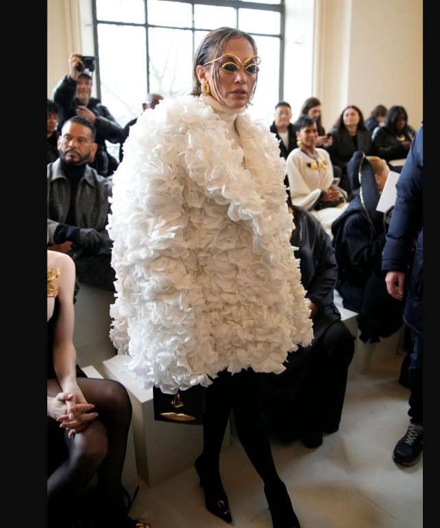 Џеј Ло во палто од 7000 ливчиња од бели рози: таа и Зендаја дебитираа со нови фризури