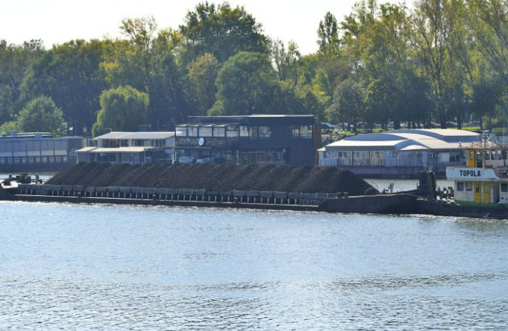Брод натоварен со ѓубриво удри во мост и потона во Дунав, кај Бачка Паланка