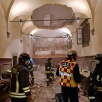 (Видео) 35 луѓе завршија во болнница по свадба во Италија: се отвори дупка на подот, младенците и гостите паднаа низ неа