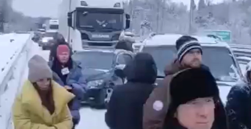 (Видео) 50 автомобили се судрија на завеан пат во Русија, има  загинати