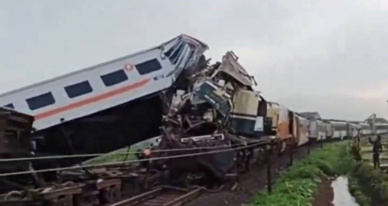 (Видео) Возови се судрија во Индонезија, тројца загинати, 28 повредени, спасувачите извлекуваат луѓе