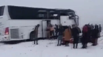 (Видео) Два автобуса и камион се судрија во Турција, има загинати