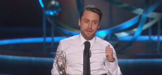 (Видео) Киеран Калкин побара од сопругата повеќе деца откога ја прими наградата за најдобар актер на Еми 2024 година