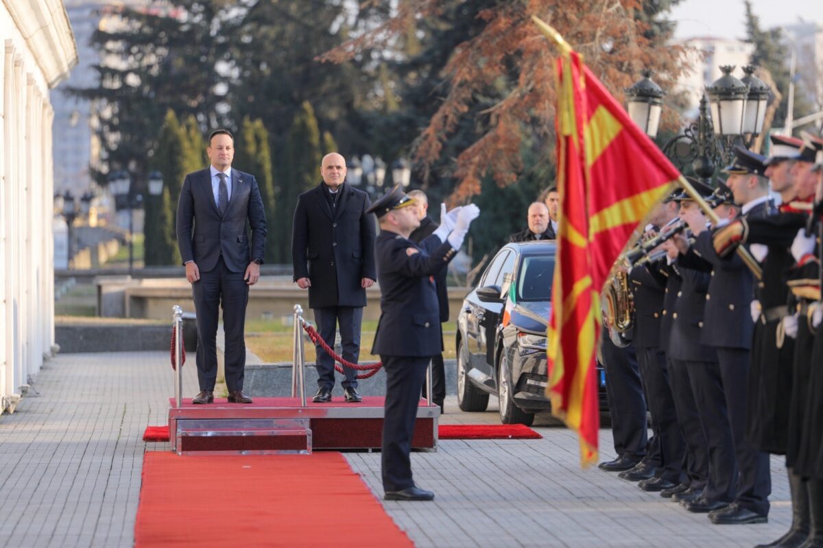 (Видео) Ковачевски го пречека премиерот на Ирска, Варадкар, со највисоки државни почести