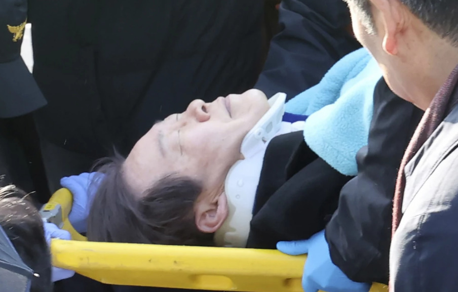(Видео) Кој е политичарот кој беше нападнат со нож во Јужна Кореја – ќе му се суди за корупција, за влакно ги загуби претседателските избори