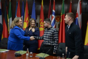 (Видео) Петровска ги потпиша договорите со првата генерација стипендисти на Министерството за одбрана