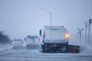 (Видео) Силна зимска бура во САД, три лица загинаа од торнада