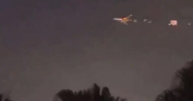 (Видео) Уште еден авион на Боинг принудно слета во Мајами: пламен изби од левото крило додека леташе