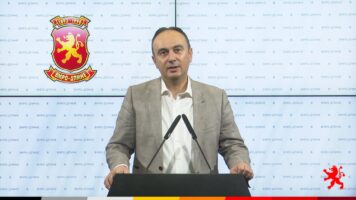 (Видео) Чулев: Додека Спасовски на товар на граѓаните прави екскурзии низ САД, народот на минусни температури чека за лични документи