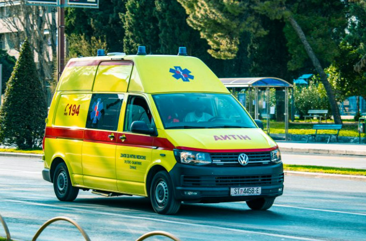 Во тешка сообраќајка на автопат во Хрватска три лица загинаа, 12 се повредени, меѓу нив има и деца