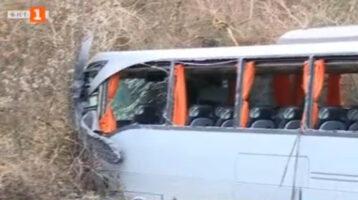 Ги кршеле стаклата на автобусот за да излезат-најмалку десетина повредени во тешка сообраќајка во Бугарија