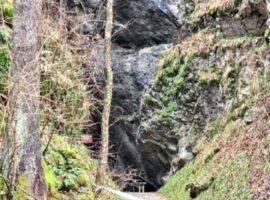 Голема спасувачка акција во Словенија, луѓе заглавени во јама