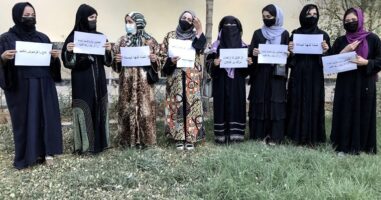 Девојчиња од Авганистан уапсени и натепани оти се шминкале и учеле англиски