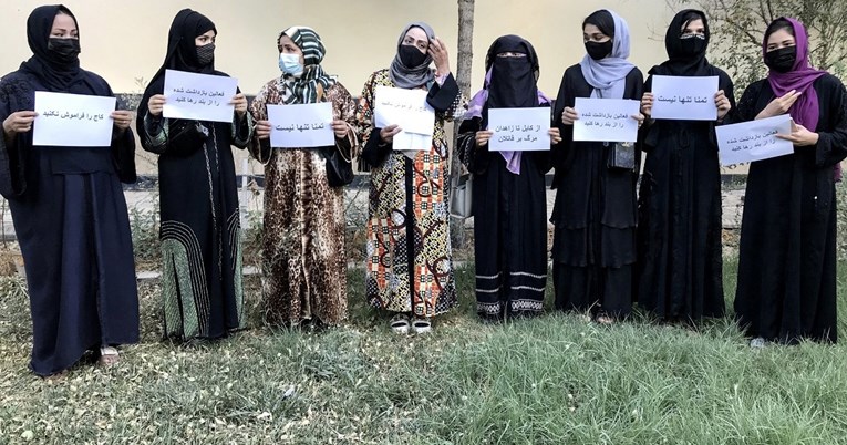 Девојчиња од Авганистан уапсени и натепани оти се шминкале и учеле англиски