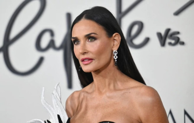 Деми Мур се појави во фустан кој е спектакуларен во сите делови на светот, а на 61 година изгледа надреално