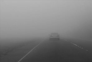 Магла во Крушево, сообраќајот се одвива во зимски услови