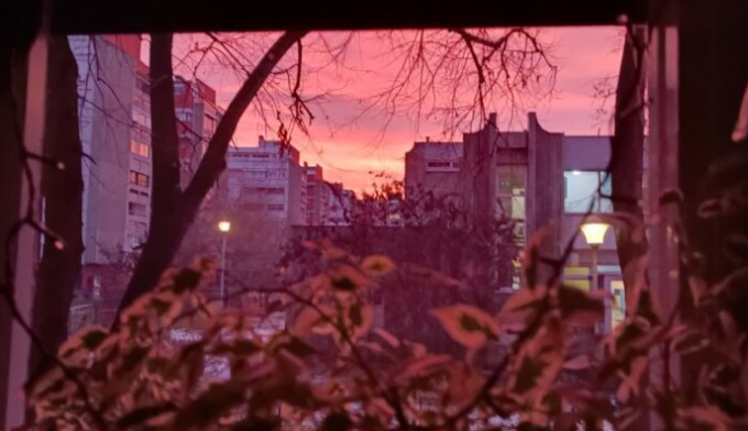 Необична појава над Белград: огнено црвено небо