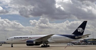 Патник во Мексико ја отворил вратата од авионот и одел по крилото, другите патници велат: Не спаси