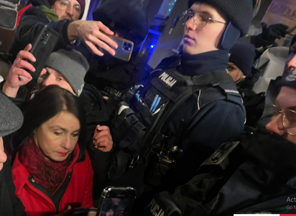 Полската полиција упадна во претседателската палата и уапси двајца поранешни шефови