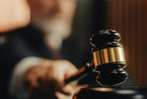 Полскиот суд нареди принудно хранење на поранешниот министер кој штрајкува со глад