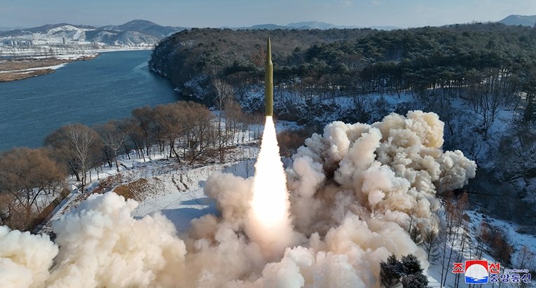 Северна Кореја тестираше нова ракета, прелета околу 1000 километри