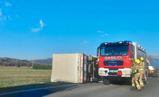 Силното невреме преврте неколку камиони во Словенија