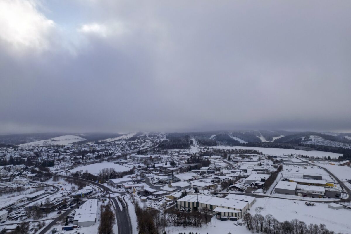 Снежна бура во Германија: стотици летови откажани, патиштата блокирани