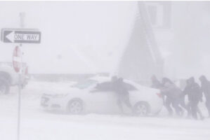 Снежна бура парализира делови од Америка: затворени автопати и училишта, се очекува снег до 30 сантиметри