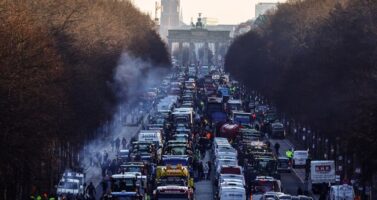 Трактори и камиони ја блокираа Германија, протести низ земјата поради мерките за штедење