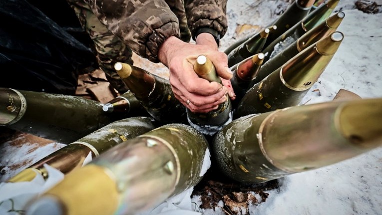 Украина откри голема корупција во набавката на оружје